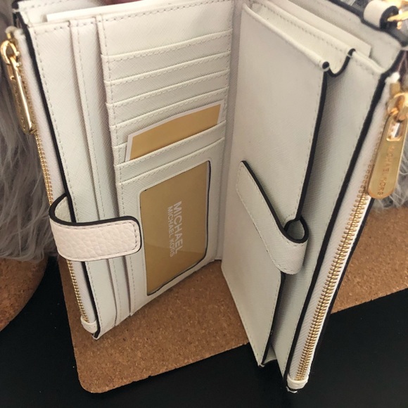 SOLD New Michael Kors Phone Wallet Clutch - Picture 3 of 5